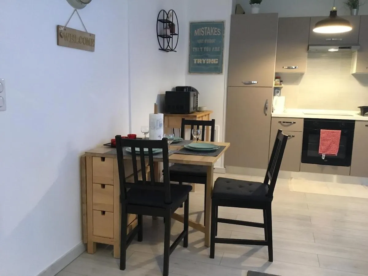 Joli Studio Lyon 0*,